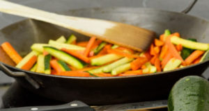 Poêlée de légumes: Une recette végan très rapide à réaliser .Une bonne assiette plein de couleur et de douceurs.