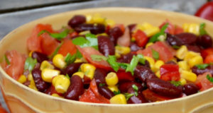 Salade mexicaine légère une bonne salade pleine de couleurs et de saveurs qui apporte beaucoup de soleil dans nos assiettes .A varier selon vos envies.