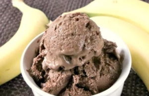 Crème glacée banane et chocolat WW, une crème glacée légère et facile à faire à base de 3 ingrédients seulement.