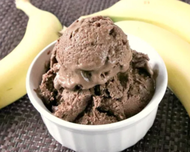 Crème glacée banane et chocolat WW, une crème glacée légère et facile à faire à base de 3 ingrédients seulement.