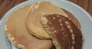 Pancake au compote de pomme et farine de blé version légère et délicieuse .Commencez votre journée avec une petite douceur sans culpabiliser.