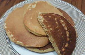 Pancake au compote de pomme et farine de blé version légère et délicieuse .Commencez votre journée avec une petite douceur sans culpabiliser.